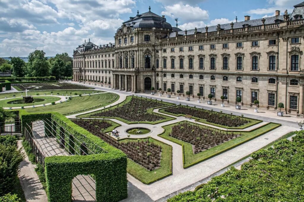 Würzburg self-guided tour app – explore the city at your own pace - Discover Germany with a mobile self-guided city tour app - Smartphone app tours – interactive maps and local stories